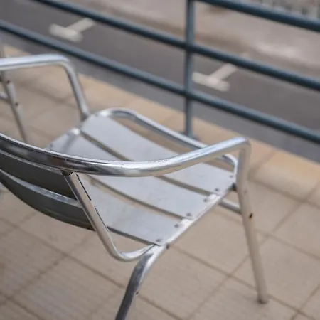 Large Modern 公寓 *